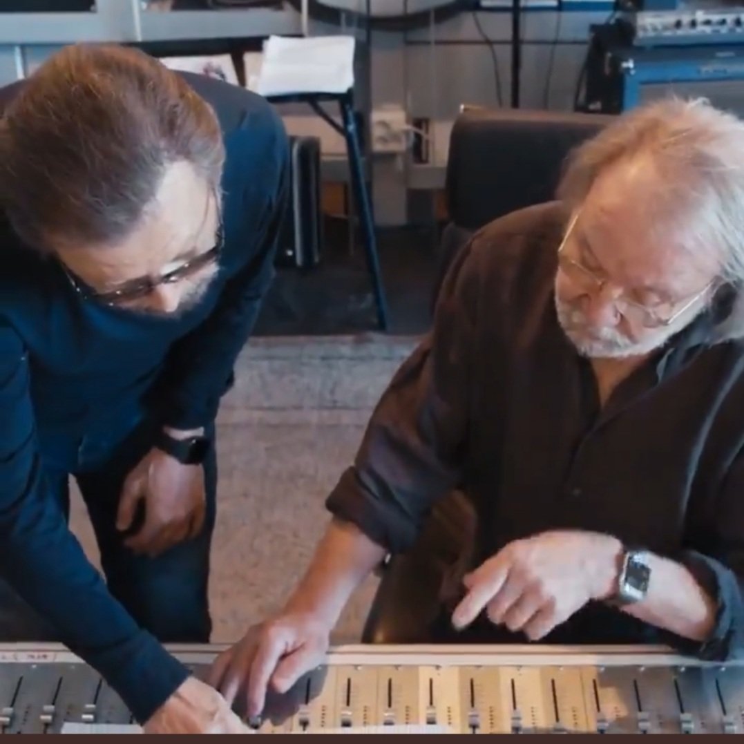 manuel19621119's tweet photo. ¿Alguien más se emocionó un poco al ver a @ABBA de nuevo juntos en el estudio? 😢
#ABBAVoyage
#ABBA
#Universal
#polarmusic
#AbbaIsBack https://t.co/NTYPUe1ZH9