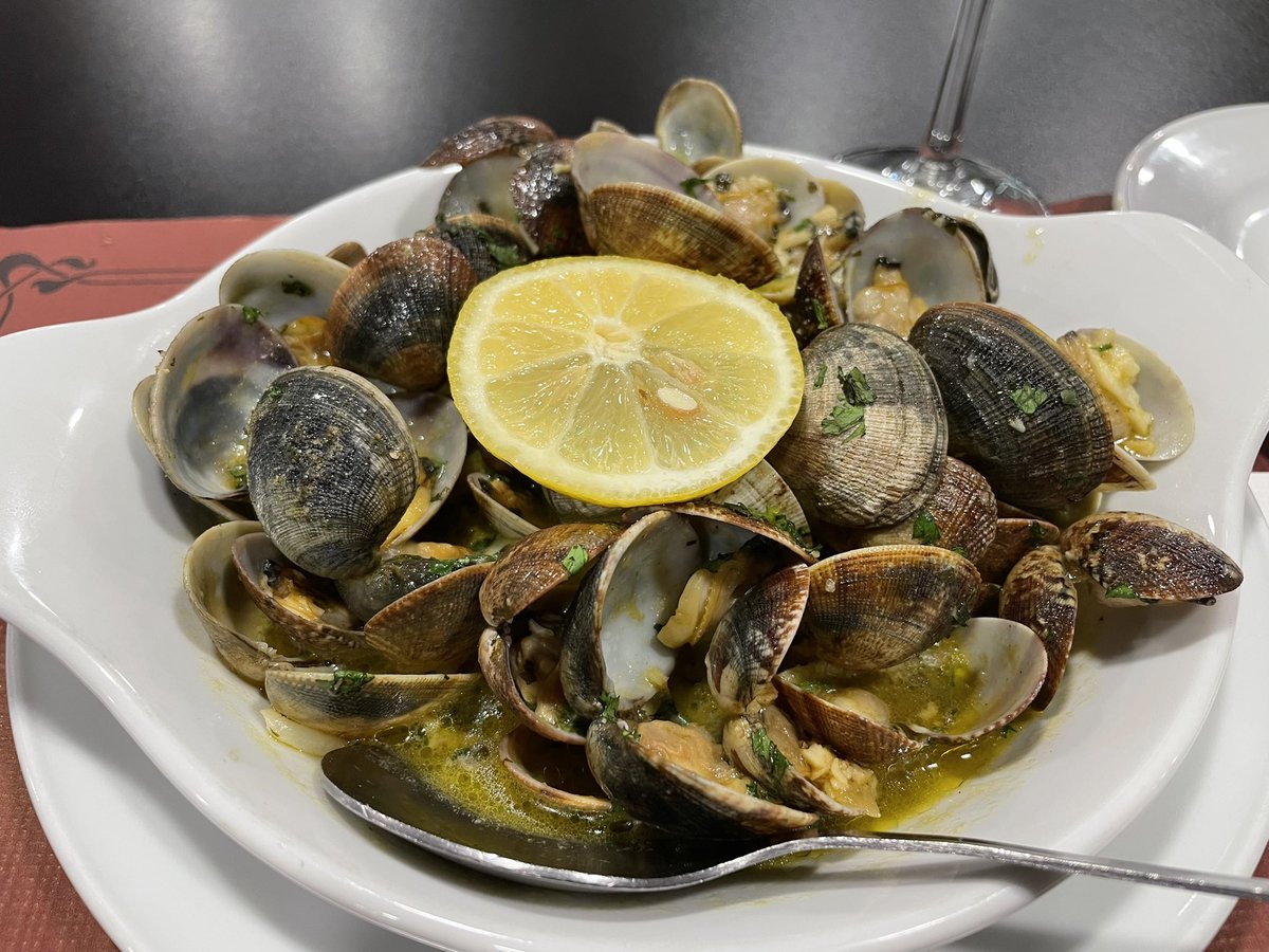 Bam Boo Tv 貝のガーリックとレモンとパクチーで煮たやつ これはもうめちゃくちゃ濃厚で 泣けました オリーブオイルとか塩とか貝の出汁で白ワインが進みきります ポルトガル料理美味しいなー カフェ レストラン 美味しい 食べ物 飯テロ 食べ歩き