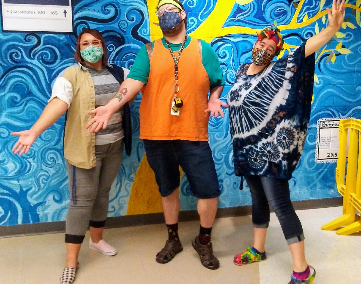 visualspARTan's tweet photo. "We're all mad here!"  Mis-Matched Monday @MurielBattleHS!
#SpartansinWonderland
@battlespartans_stuco
@DramaticSparta1 https://t.co/XJhCVeLmDh