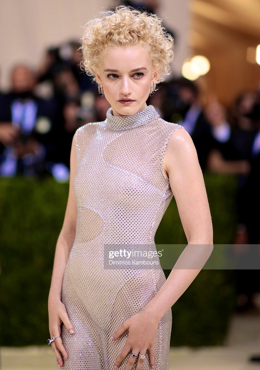 gomezzgalore's tweet photo. Julia Garner has arrived at the #MetGala  #MetGala2021 https://t.co/kDVVbyEyap