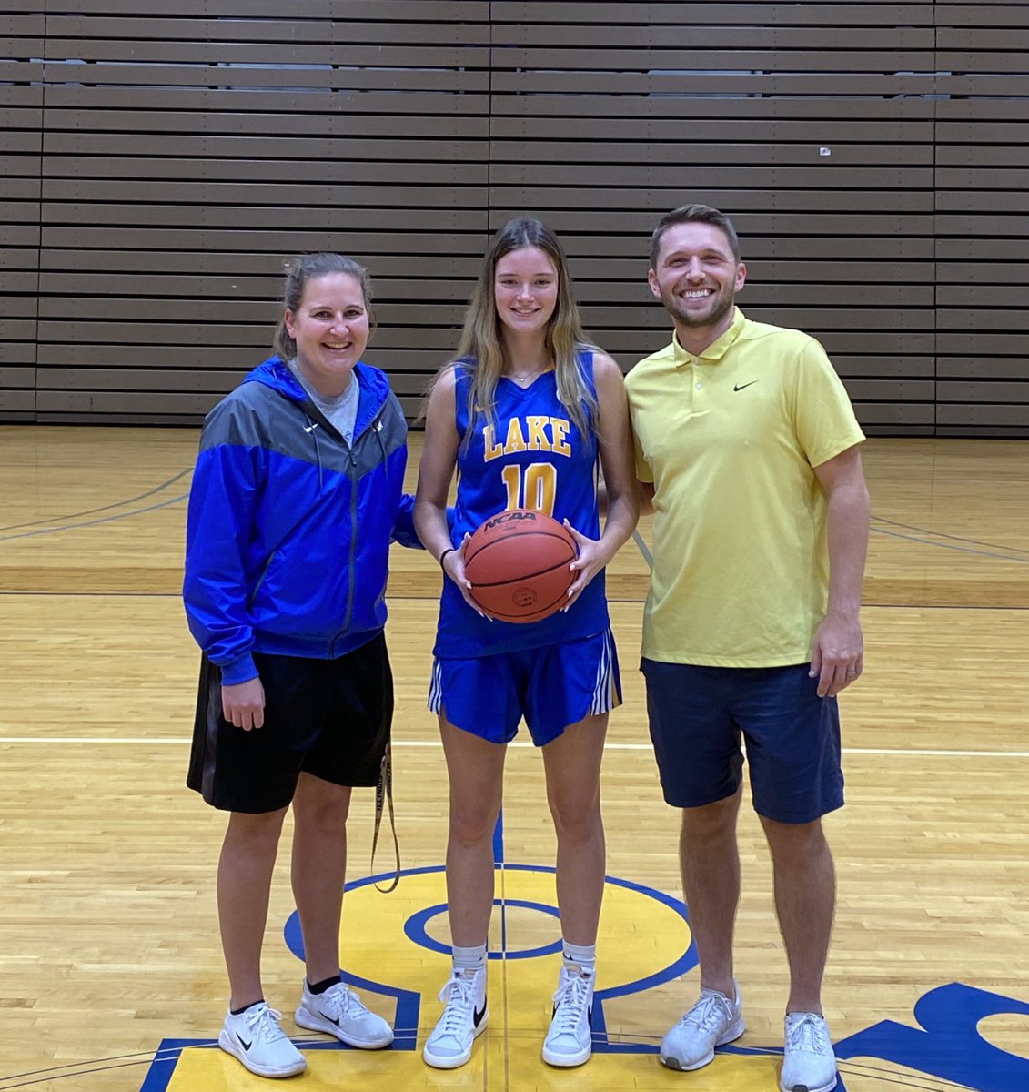 graceymetz's tweet photo. Committed!!!💛💙⚓️ @Coach_Lokken @LakeStateWBB @MImystics @hartlandbball https://t.co/nXAhKr49vn