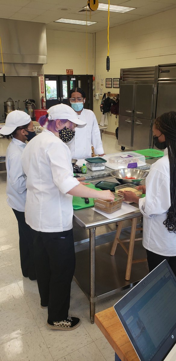 Bakingchefjay's tweet image. We are learning to create flavor profiles in the Bake Shop this 9wks. Today we focused on our flavor wheels and balancing sweet, salty, bitter, sour, and umami to create a profile. Bakers had to produce a balanced fresh salsa. #freshtomatoes make a difference!
#ctcbakinglove