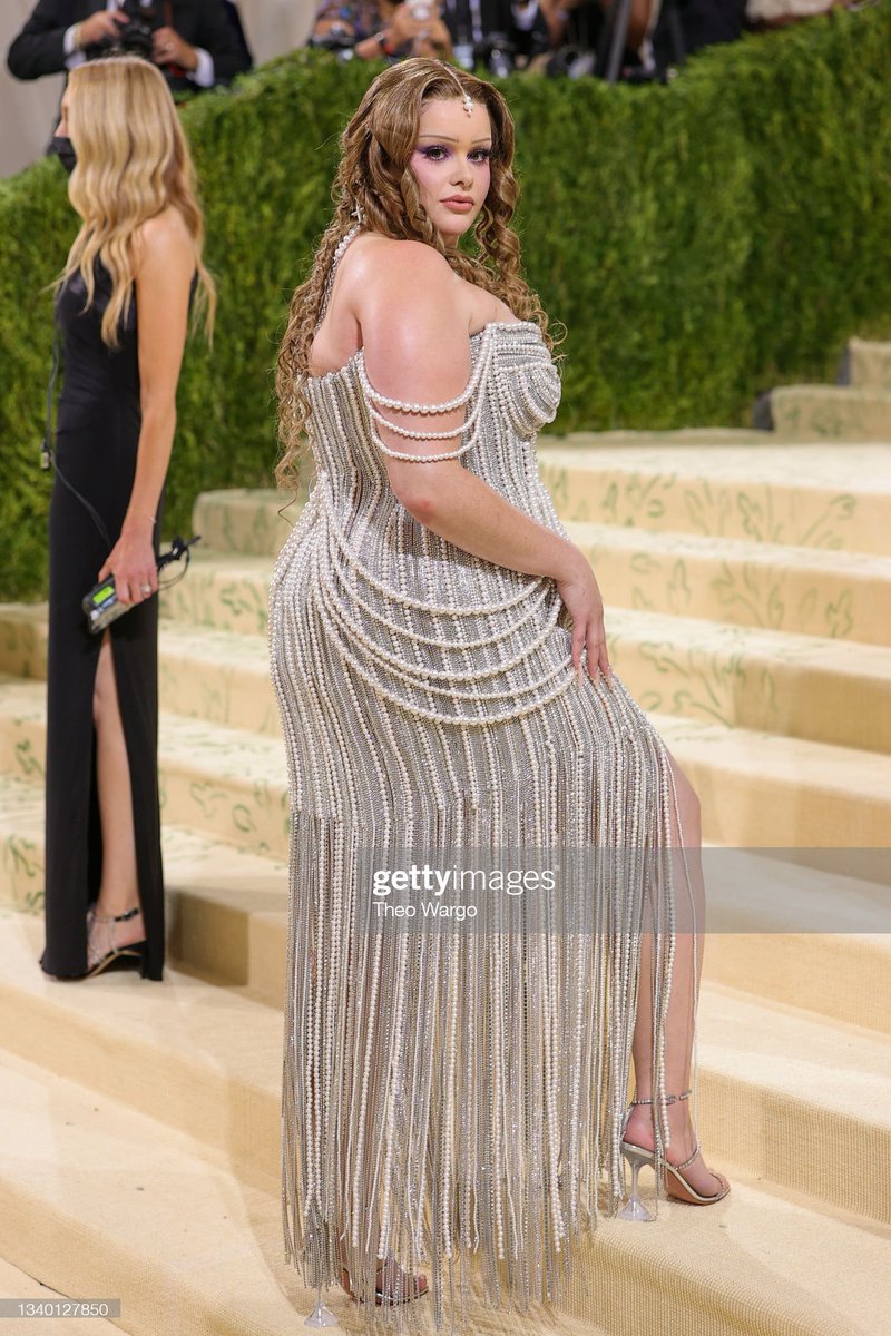 📸 || Barbie Ferreira no Carpet do Met  Gala 2021.