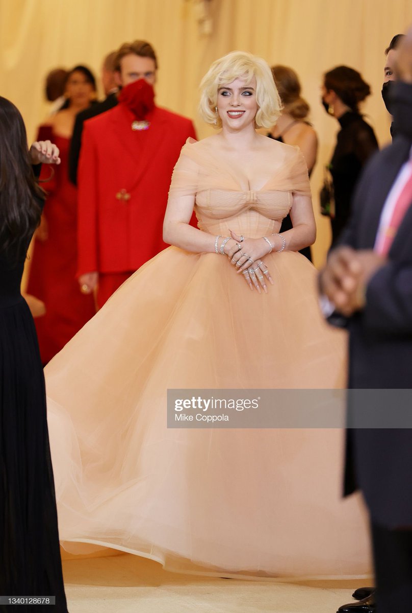 VERSACESAINTZ's tweet photo. billie eilish at the #MetGala https://t.co/VAFb2iTdQd