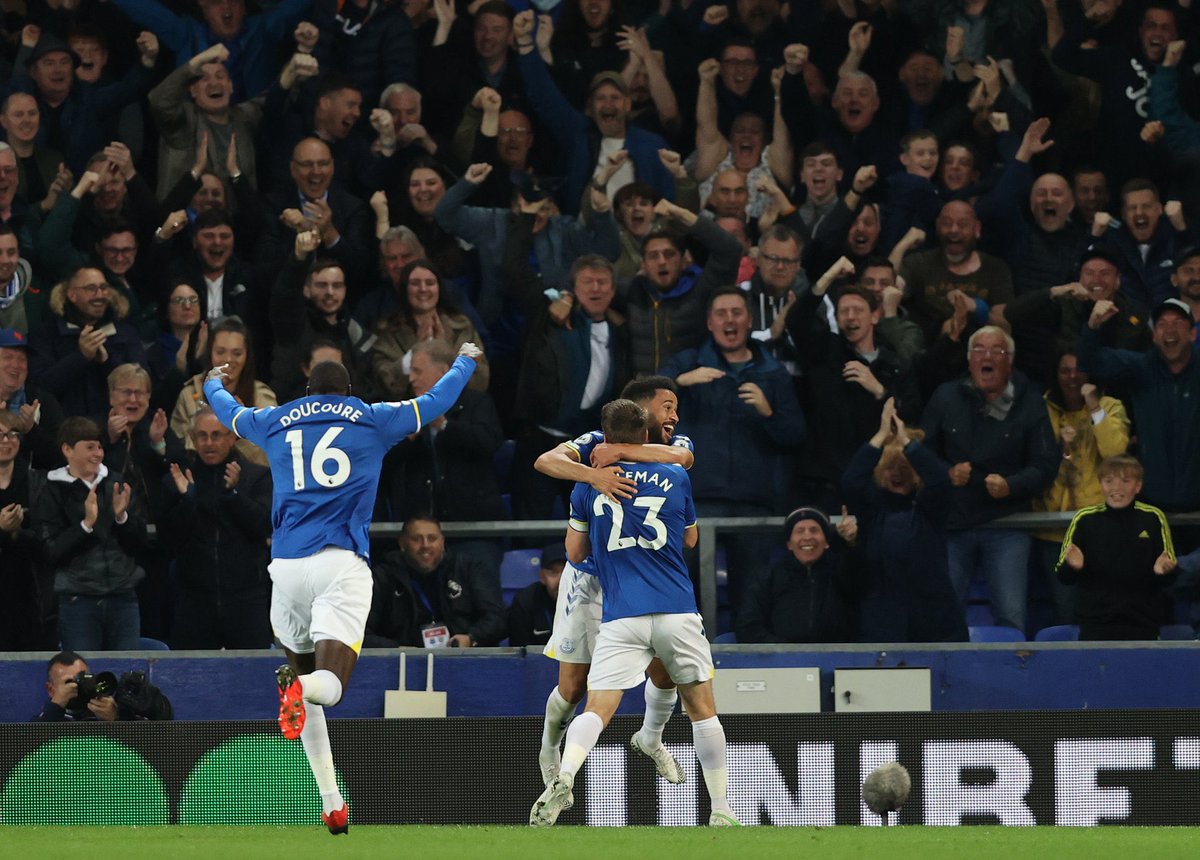 Andros Townsend scored a spectacular goal to help Everton come from behind to beat Burnley at Goodison Park and remain unbeaten in the Premier League.

Everton 3-1 Burnley; Keane 60’ Townsend 65’ Gray 66’ - Mee 53’

#efc #bfc