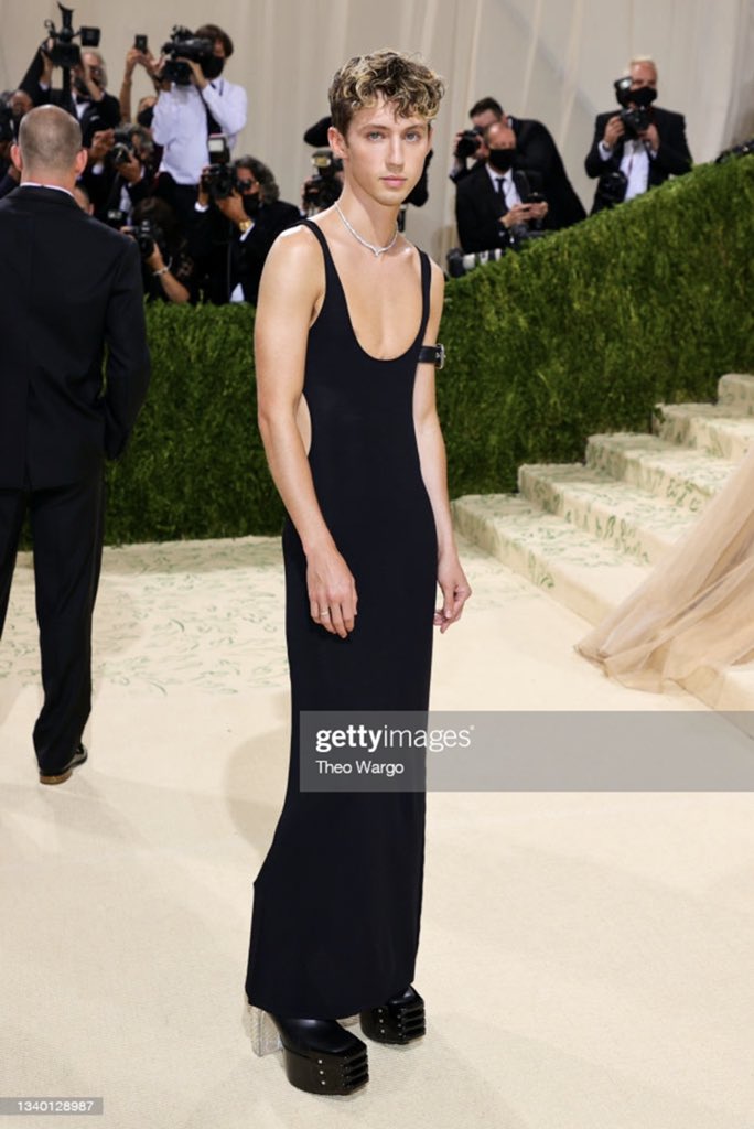 RoyalNavvy's tweet photo. Troye Sivan na #MetGala https://t.co/lmt0BusgPs