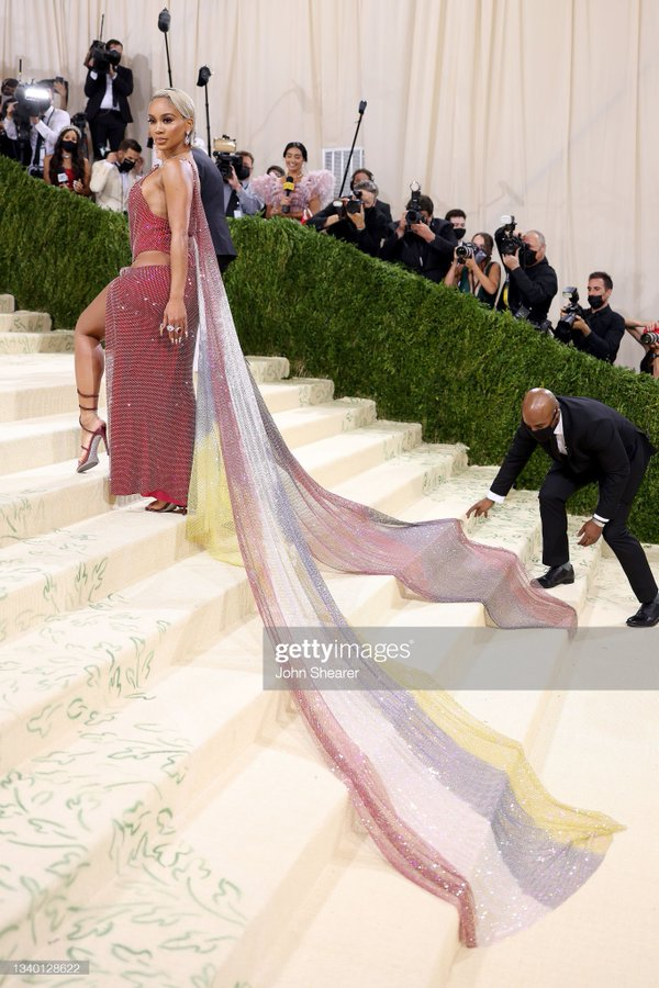 chernobyldenier's tweet photo. Saweetie wearing the Black American Heritage Flag and Filipino Flag #MetGala #MetGala2021 https://t.co/3YIFlo44ze