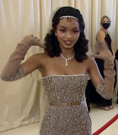 agapethamar's tweet photo. the hair, the dress, the jewellery, yeah yara shahidi knew!! #MetGala #MetGala2021 https://t.co/NadnyR3Nru
