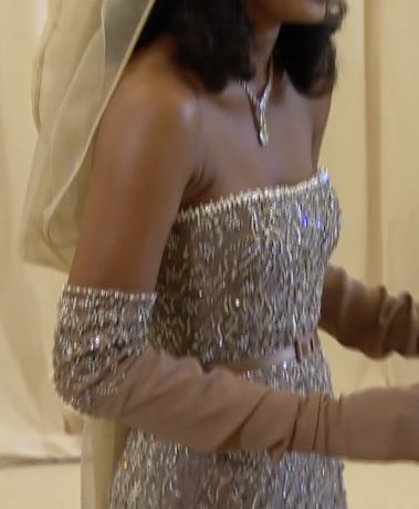 agapethamar's tweet photo. the hair, the dress, the jewellery, yeah yara shahidi knew!! #MetGala #MetGala2021 https://t.co/NadnyR3Nru