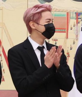 rckstarsope's tweet image. PINK HAIR HOSEOK SERVING LOOKS