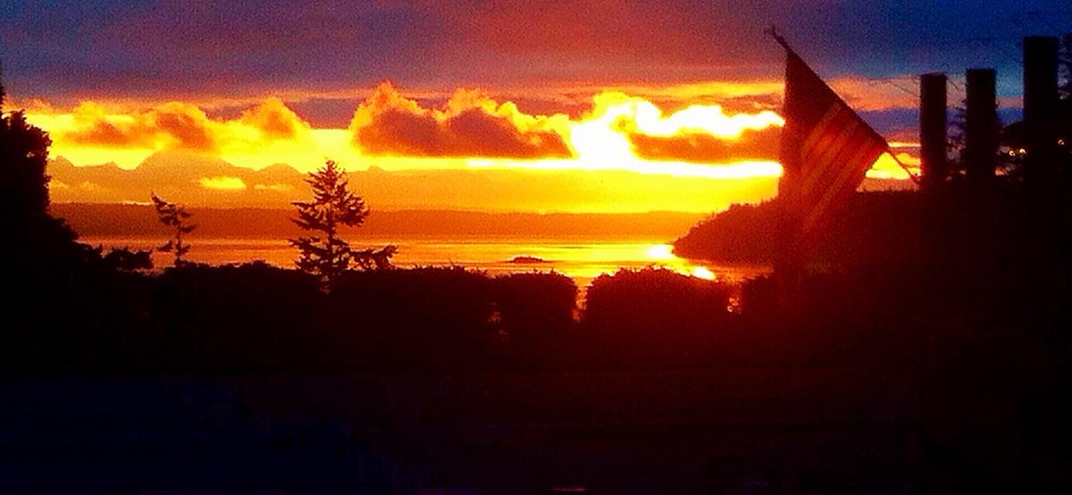 Fiery sunrise from my island home!!🌅🧡🍁✨

#Sunrise  #PNW  #MyHomeIsAnIsland
#MyPhoto   #WA