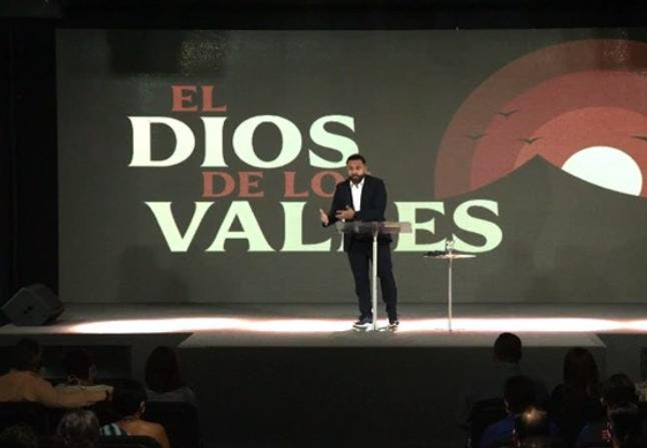 enlacetv's tweet photo. No importa el valle en que te encuentres hoy, Dios es Dios también en los lugares bajos y es allí donde más tienes que depender de Él. - Sé bendecido: https://t.co/1Pi0q33Es7 https://t.co/RuiXTyPd1C