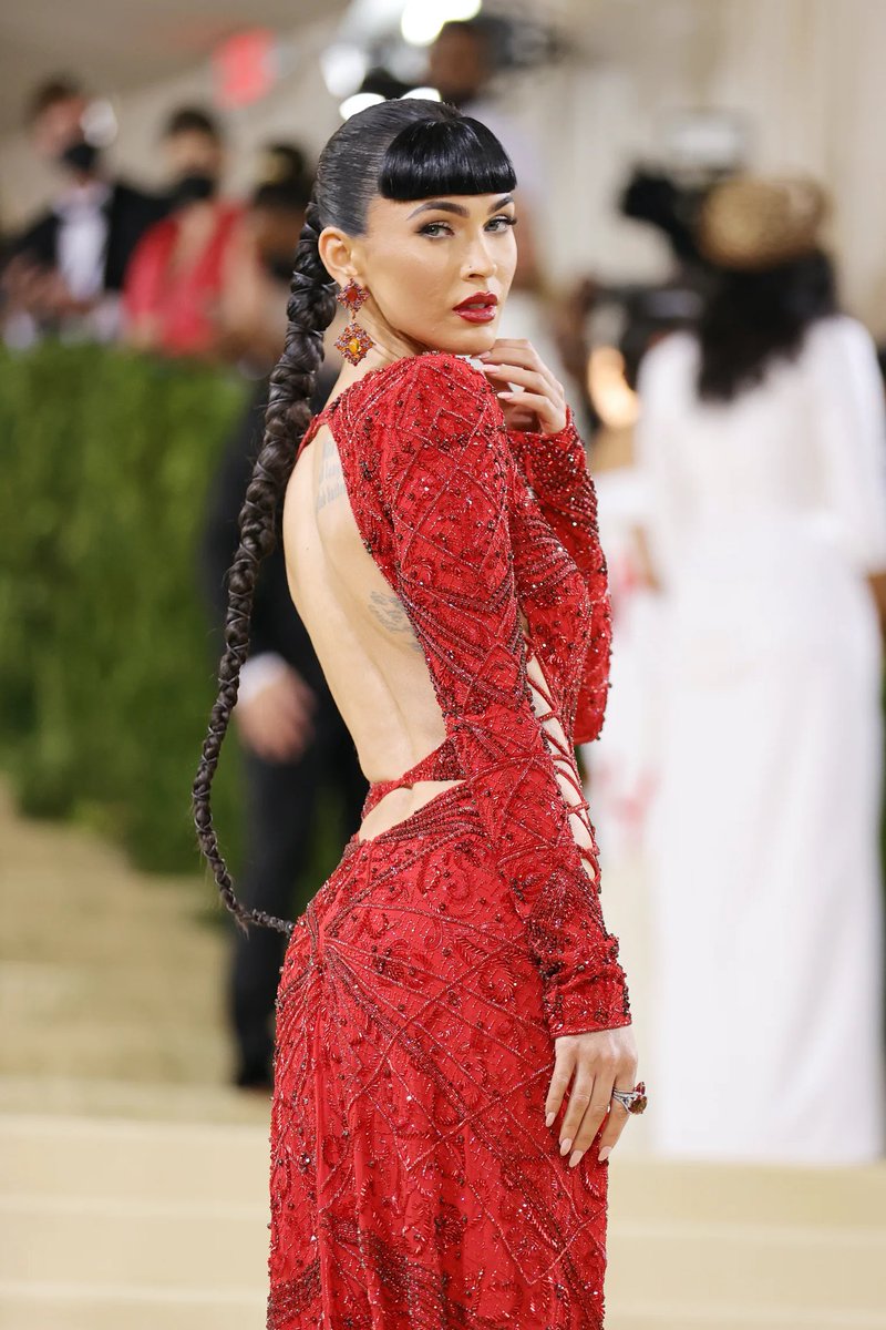 joeypurple's tweet photo. MEGAN FOX STEPPING ON OUR NECKS #METGALA2021 https://t.co/qGDUatzKOJ