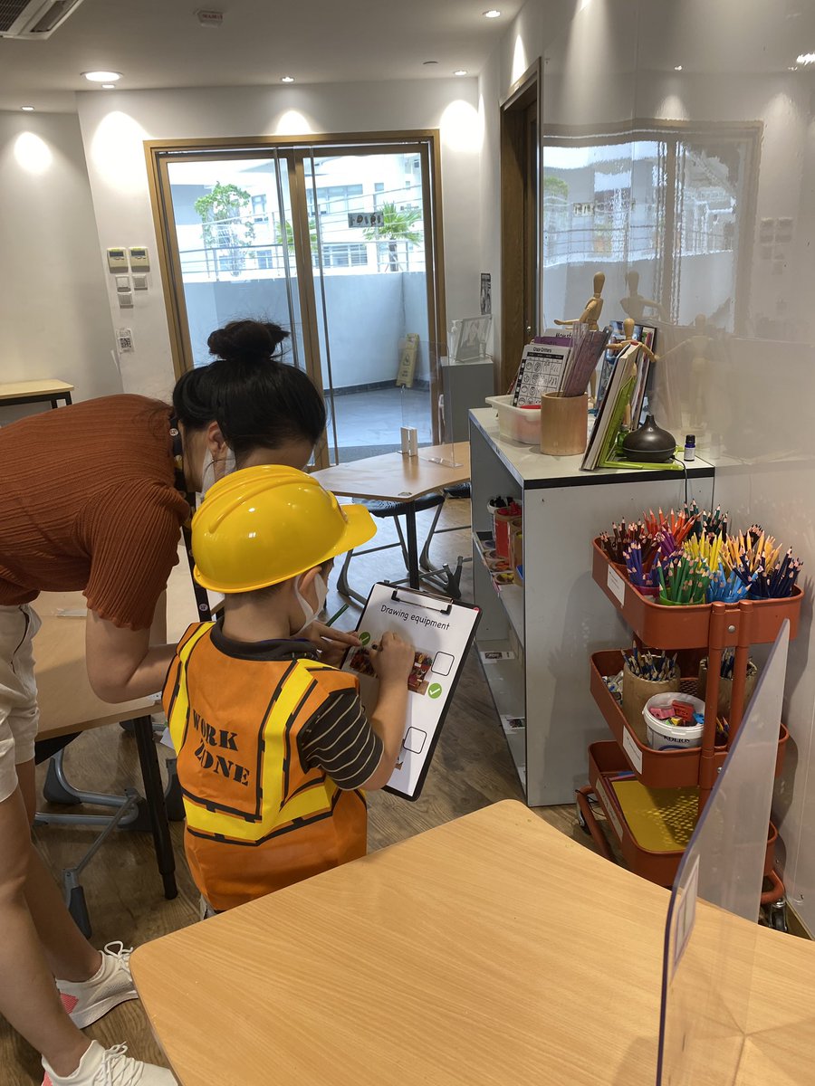 RCHKEYART's tweet photo. Year 1 #rchkpyp student tidy inspectors hard at work ensuring that the art room was tidied up very well! @LewisNewman12 https://t.co/kTvieQ4JSM
