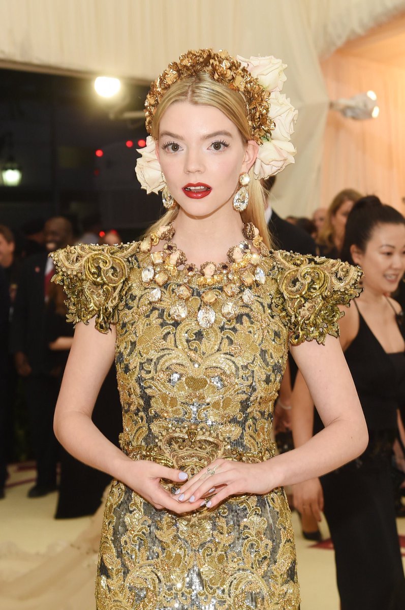 everyhouranya's tweet photo. the #MetGala2021 feels incomplete without anya taylor-joy in it https://t.co/6uzoCzaZnn