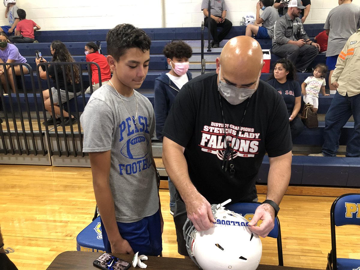 CoachRyanSolis's tweet photo. Thank you parents for helping your sons and daughters apply their football decals to their helmets today! Way to get the football season started!! Go Bulldogs!! @NISD_Athletics @LadybulldogsEMP @CoachA_Ramirez @NISDPease https://t.co/3RIhaUO6ty