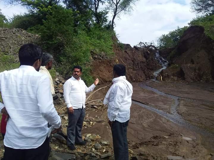 TureMukund's tweet photo. @supriya_sule केज विधानसभा मतदारसंघातील मौजे विडा या ठिकाणी असलेला गाव तलाव फुटल्याने त्या ठिकाणी झालेल्या नुकसानीची पाहणी केज विधानसभा मतदारसंघाचे मा.आ.पृथ्वीराज  साठे यांनी करून स्थानिक अभियंता यांच्याशी चर्चा करून पाहणी करून तात्काळ दुरुस्ती संदर्भात कार्यवाही करण्यात यावी यासाठी चर्चा केली https://t.co/1l10siZuJ9