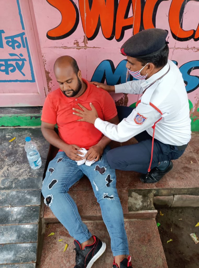 रोड पर बेहोश हुए आदमी को रोड किनारे कर, मदद करते हुए CT. Deshraj, 3924/T, Karol Bagh Circle, Central Range, Traffic #DelhiPolice #CPDelhi #CPtraffic