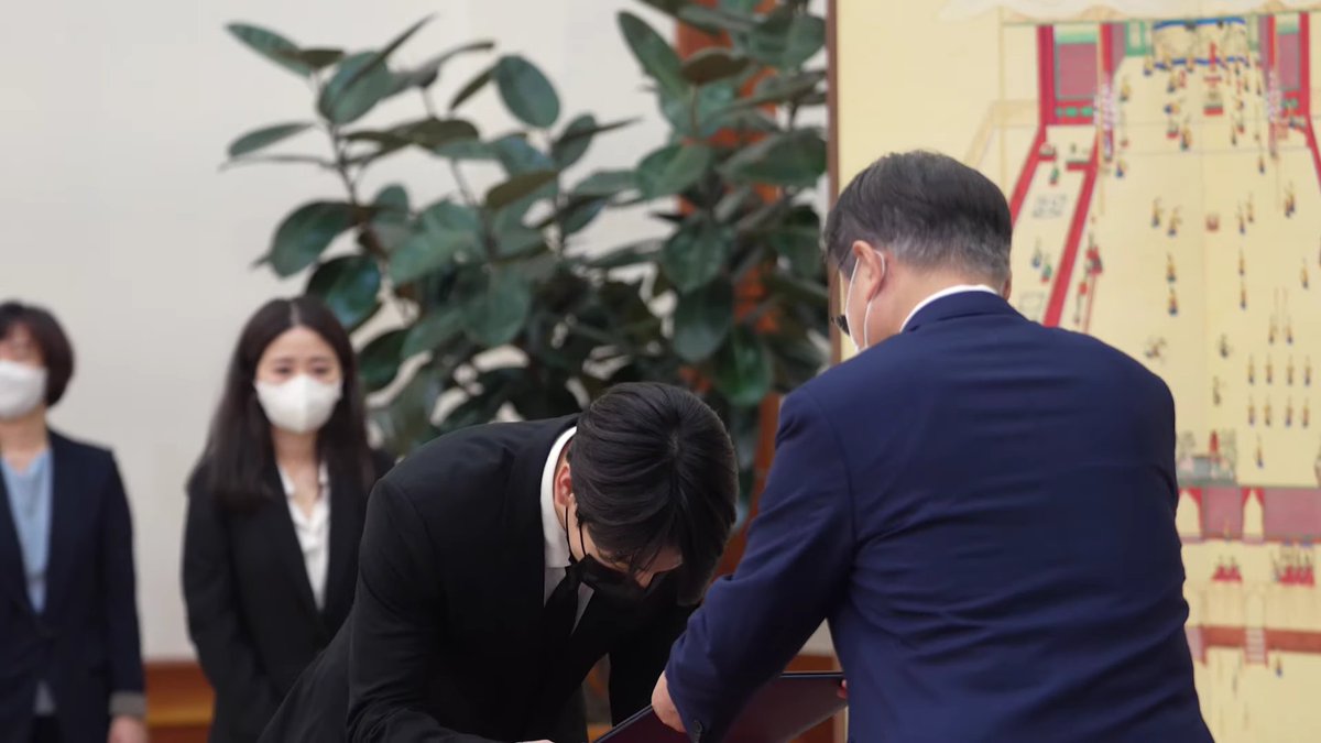 Jeon Jungkook - 24 tuổi - Đặc phái viên của Tổng thống, sở hữu chiếc hộ chiếu ngoại giao màu đỏ quyền lực 🥺

BTS SOUTH KOREA'S PRIDE 
OUR PRIDE JUNGKOOK