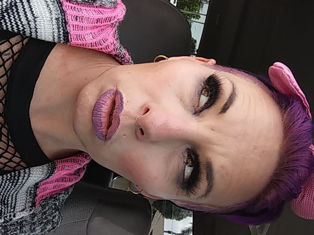 I'm online right now on skyprivate (live skype show). my private profile: Please RT. thanks! #MILF #bigboobs #tattoos #silly https://t.co/nwe8jTbfJ9