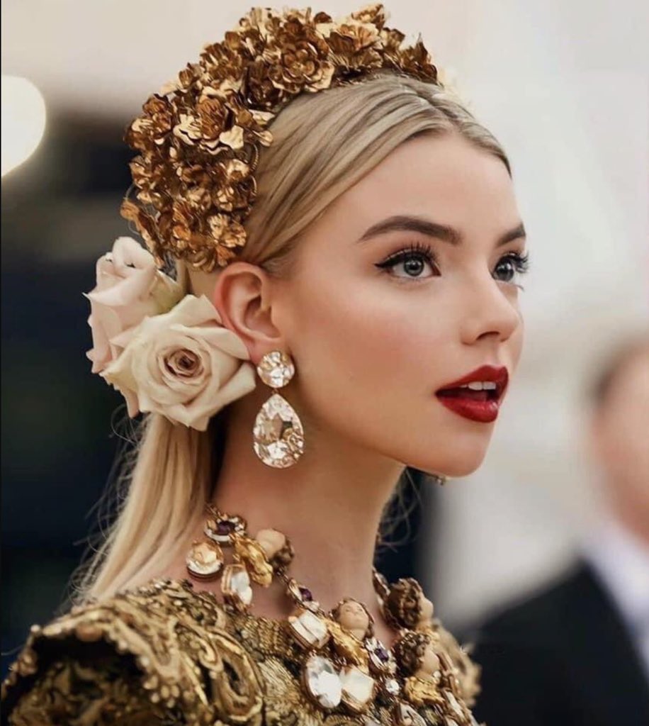 luvhyeyoonie's tweet photo. she is art.  #MetGala2021 https://t.co/qxKig3uu5e