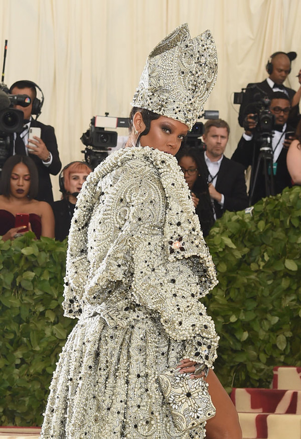 Mientras Rihanna llega a la #MetGala, recordemos su GRAN LOOK en 2018 💫