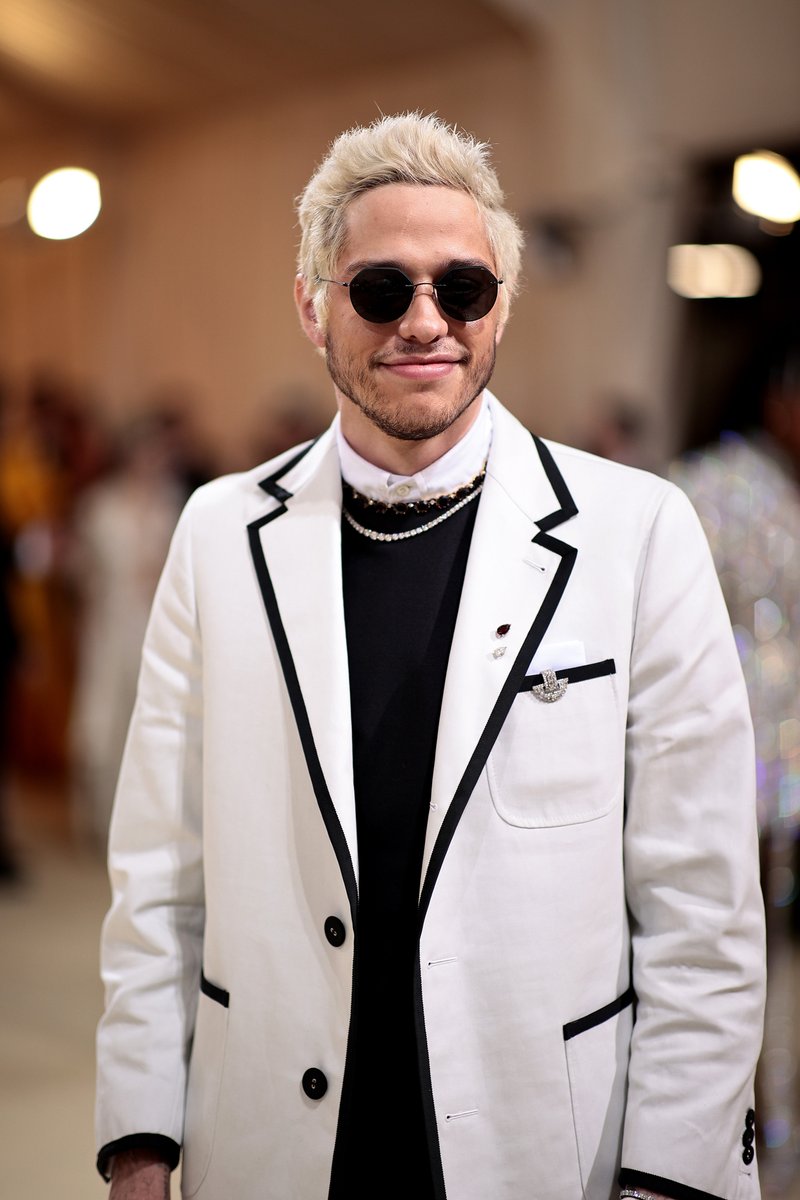 enews's tweet image. Live from New York, it&apos;s the King of Staten Island at the #MetGala. (📷: Getty)