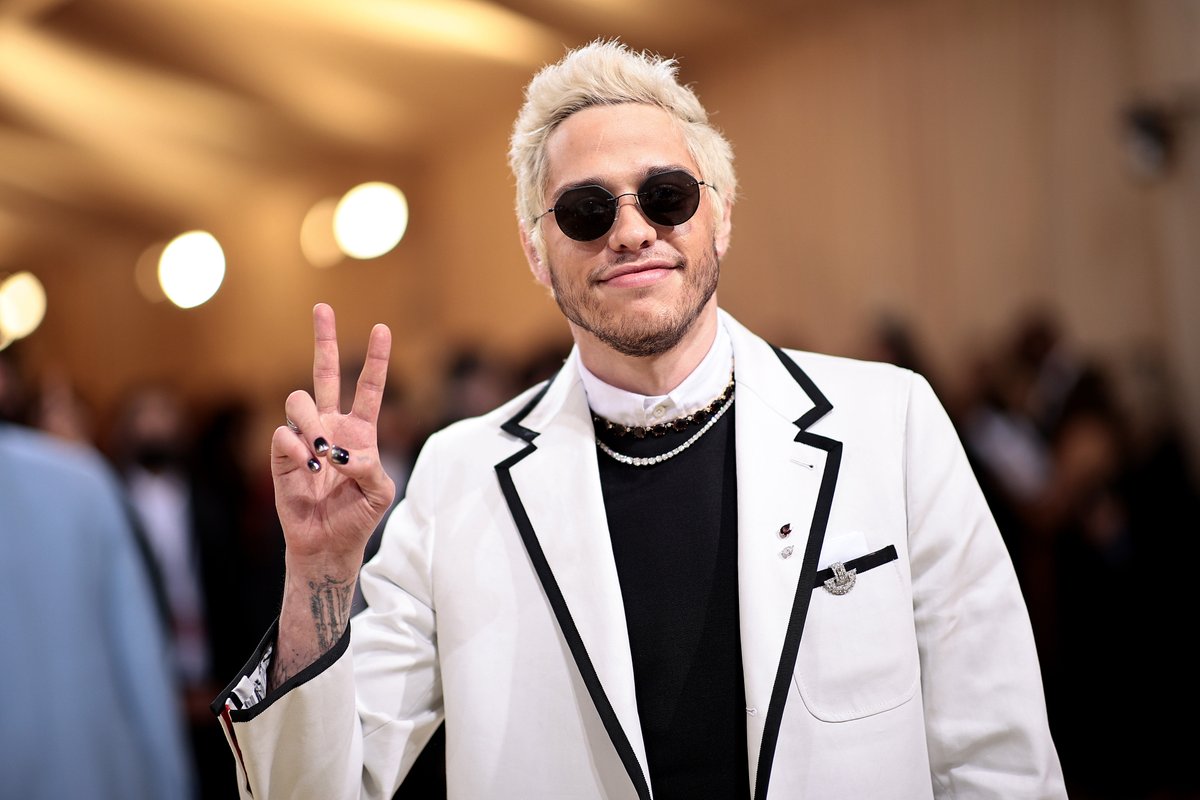 enews's tweet image. Live from New York, it&apos;s the King of Staten Island at the #MetGala. (📷: Getty)