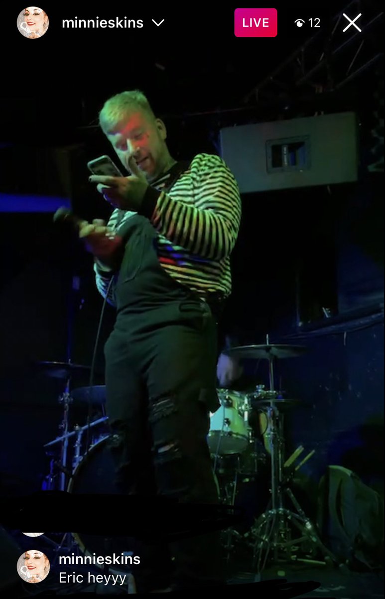 turtlemom_'s tweet photo. Syd was recording #JonnyCraig last night on live and he is still reading lyrics from his phone. It was estimated by people who were at the show it was only about 20-30 people who attended. 

Karma is beautiful. https://t.co/ozYqehB0td