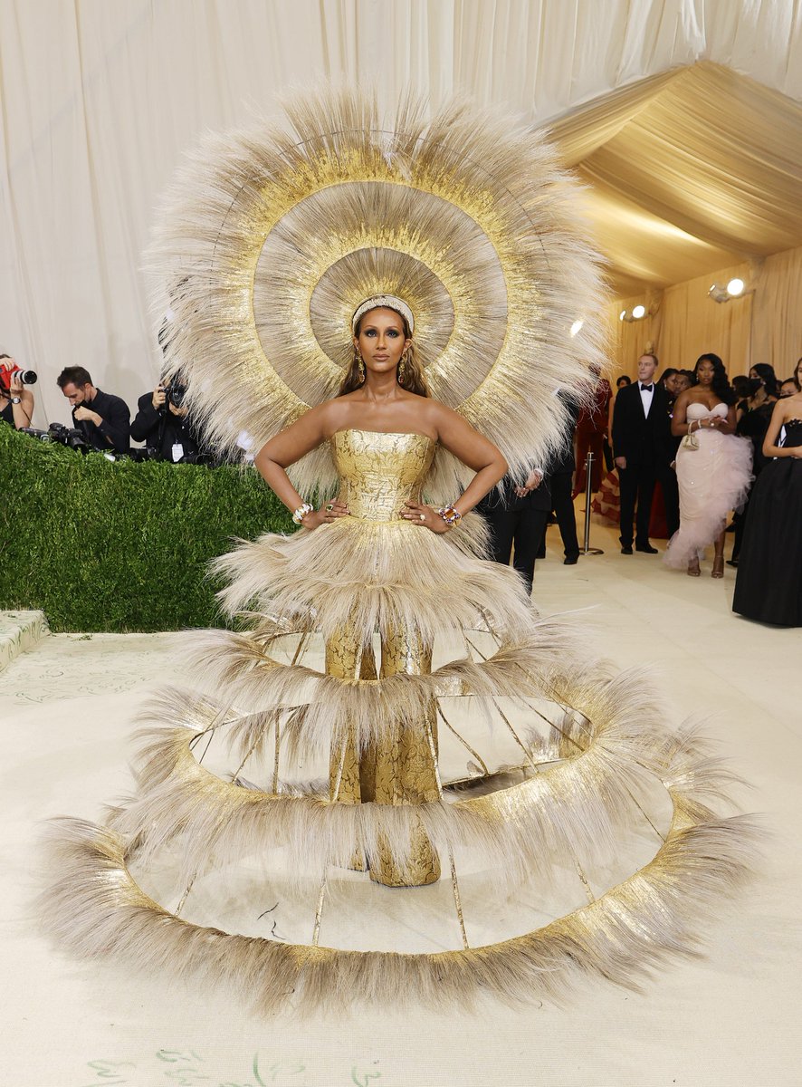 voguemagazine's tweet photo. The one-and-only @the_Real_Iman has arrived to the 2021 #MetGala. The supermodel wears a custom @HarrisReed x @DolceGabbana look
https://t.co/kL3PQLWVPe https://t.co/dWlhv6QhJo