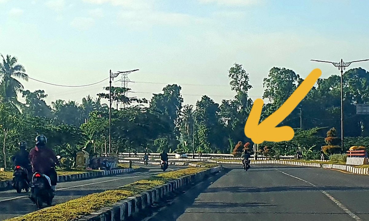 masiiiiiihhh aja ada pengendara roda 2 yg goblog dan bebal pakai jalur roda.4 di bypass, tapi bgaya  gk bersalah. padahal keselamatnya dipertaruhkan, kesenggol dikit hancur kau.. cc satlantas <a href="/polreslobar/">Polres Lombok Barat</a> <a href="/RTMCPoldaNTB/">RTMC Polda NTB</a> <a href="/insidelombok_/">Inside Lombok</a>