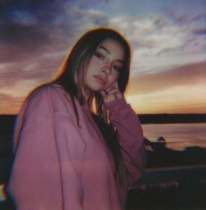 mcsafeplace's tweet photo. your camera roll if madelyn cline was your girlfriend https://t.co/voSlVqIG6Y