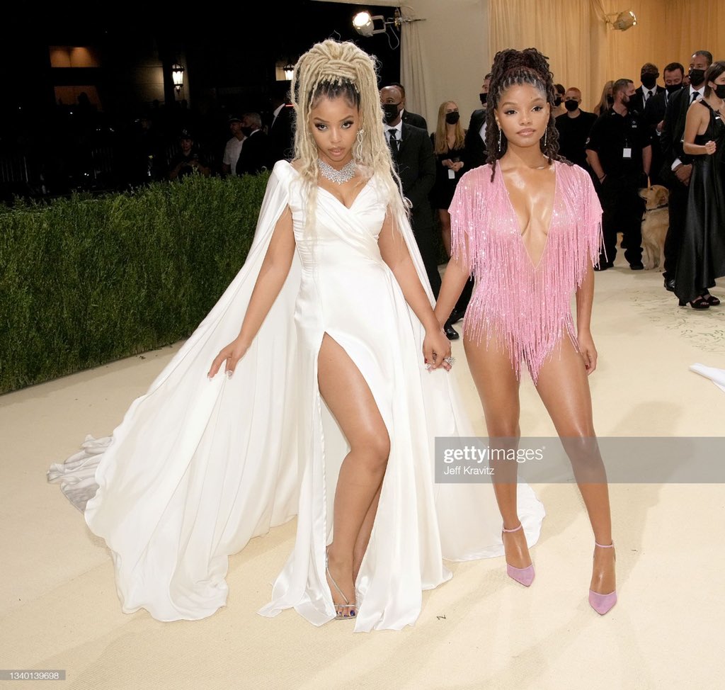 y28jxdn's tweet image. eu amei o look das duas #MetGala2021