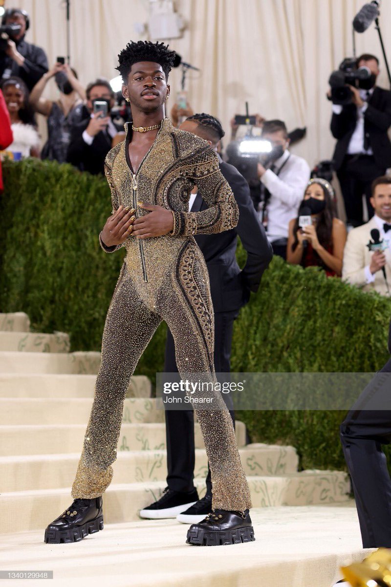 ivantrindademjr's tweet photo. Se dois gays não podem reproduzir, pq o Frank Ocean apareceu segurando um bebê enquanto o Lil Nas estava sem barriga? Só não vê quem não quer! #MetGala https://t.co/lKaLPj1vDq
