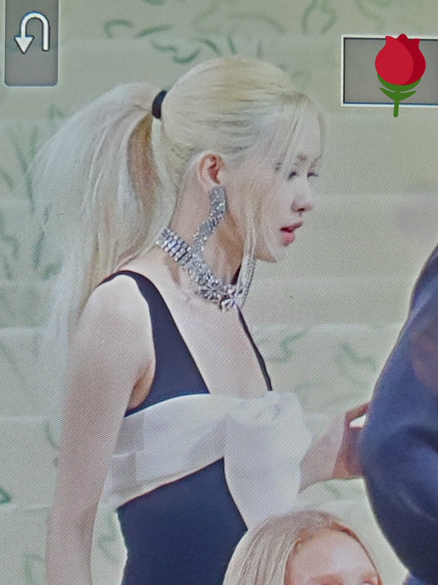 millions0211's tweet photo. came and conquered 

#ROSÉ       #BLACKPINK      
#로제       #블랙핑크 https://t.co/vrHfKL19QG