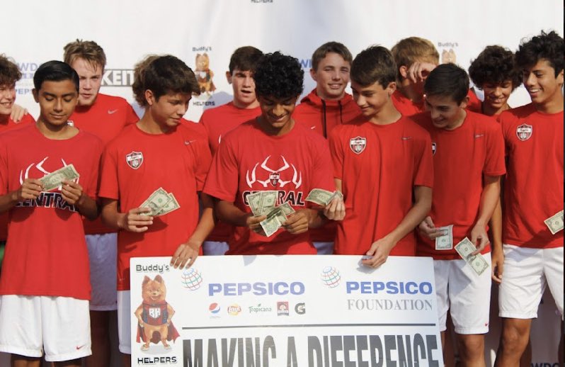BuddysHELPERS's tweet photo. “One person can make a difference, and everyone should try.” 

That’s what #IHSA student athletes from city &amp; suburbs of #Chicago #Rockford &amp; #Belleville were doing at #ShowdownSeries presented by @PepsiCo on Sun.

Rallying together off the field. Story: https://t.co/q1TjIX8bXl https://t.co/Q3tmSG2PHS