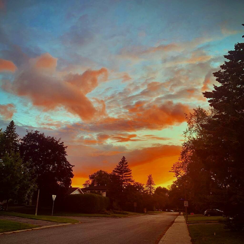 bnjmnwood's tweet photo. Every now and then, you get great sunsets in the neighbourhood! #itsalmostfall https://t.co/FBIzLkhYaZ https://t.co/kJOeGf7DJQ