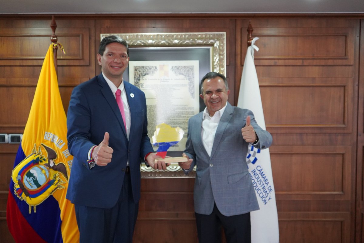 .<a href="/kubiec/">Kubiec</a> vacunó a 34.953 personas contra el Covid-19. <a href="/PabloZambranoA/">Pablo A. Zambrano</a>, Pdte. Ejecutivo de la CIP, entregó un reconocimiento a <a href="/hyandun/">Henry Yandun</a>. Resaltamos el compromiso del sector de la construcción por su gran aporte a la reactivación del país.
#JuntosSomosUno
#UnidosPorEcuador 🇪🇨💉