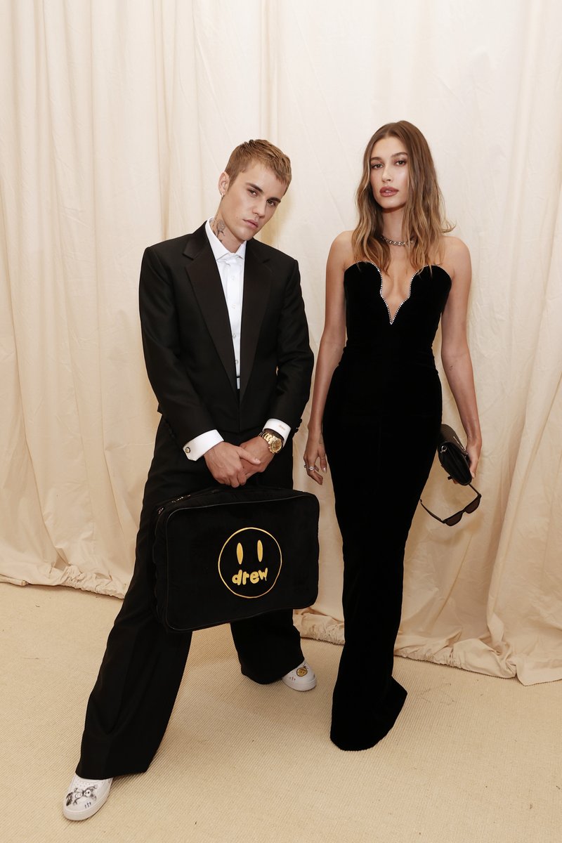 enews's tweet photo. Picture perfect, they don't need no filter. 🖤Justin &amp; Hailey Bieber’s very first #MetGala together. (📷: Getty) https://t.co/SFUY76OMmU