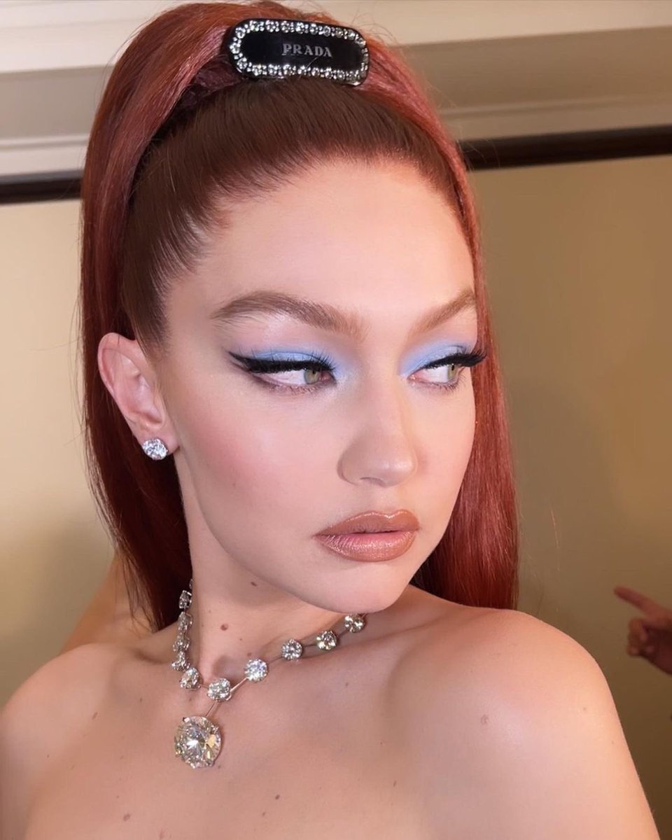 althausruiz's tweet photo. Gigi Hadid se preparando para o Met Gala.
#metgala #MetGala2021 https://t.co/LvU5gKr0Uq