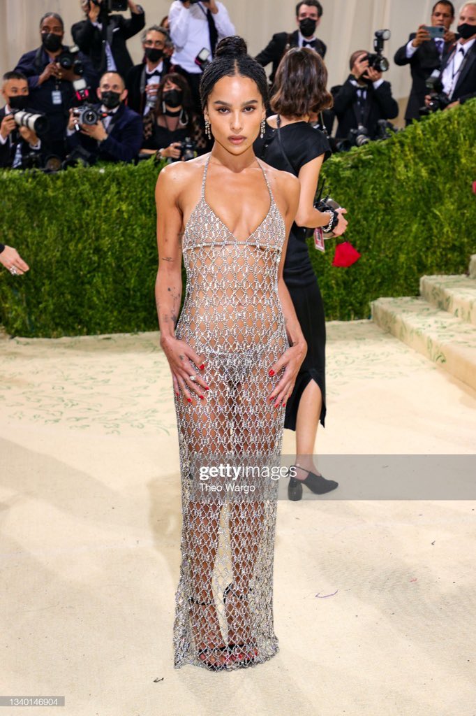 irisvanhoe_'s tweet image. SO SO SO SO SO HOT #MetGala2021