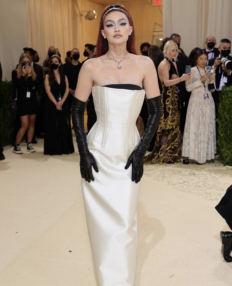 #GigiHadid (@GiGiHadid) arrives to the #MetGala in #Prada.
