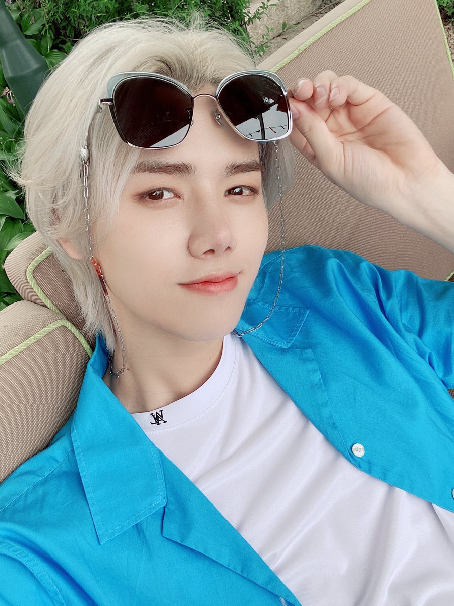 i4serm's tweet photo. he is ethereal https://t.co/2HeDk6G5sM