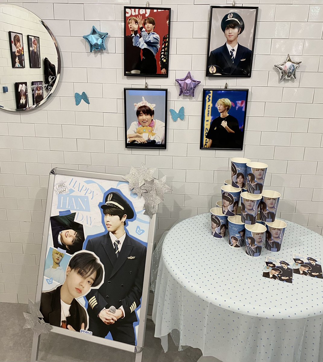 watakoi_osu's tweet photo. ／
#HappyHANDay
ハンくんお誕生日おめでとうございます💙
＼
当店では本日15:00までが装飾スペース開放となっております‼️
ジソンペンさん、STAYさんイベント最終日ご来店お待ちしております🐿💗💗
#한지성이란_영화에_너는주연이었다
#OurAceHanJisung
#StrayKids  #스트레이키즈 #한 #HAN https://t.co/VRZLAHoP1Z