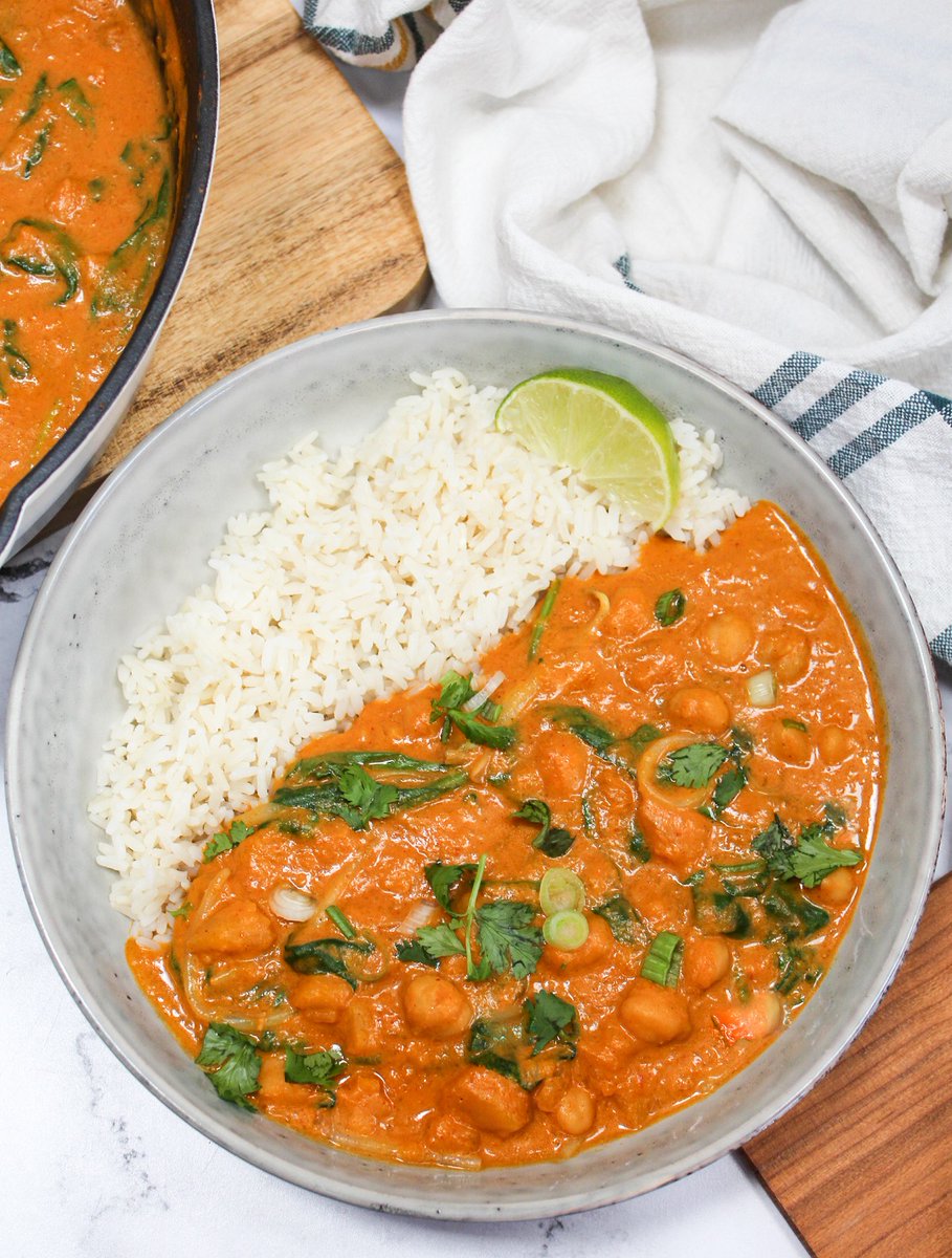 #Ad Thai Butternut Squash Curry is a rich vegetarian curry filled with squash, chickpeas, onions, and spinach. Ready in under 45 minutes! <a href="/MelissasProduce/">Melissa's Produce</a> 

#FallFlavors 

cheesecurdinparadise.com/thai-butternut…