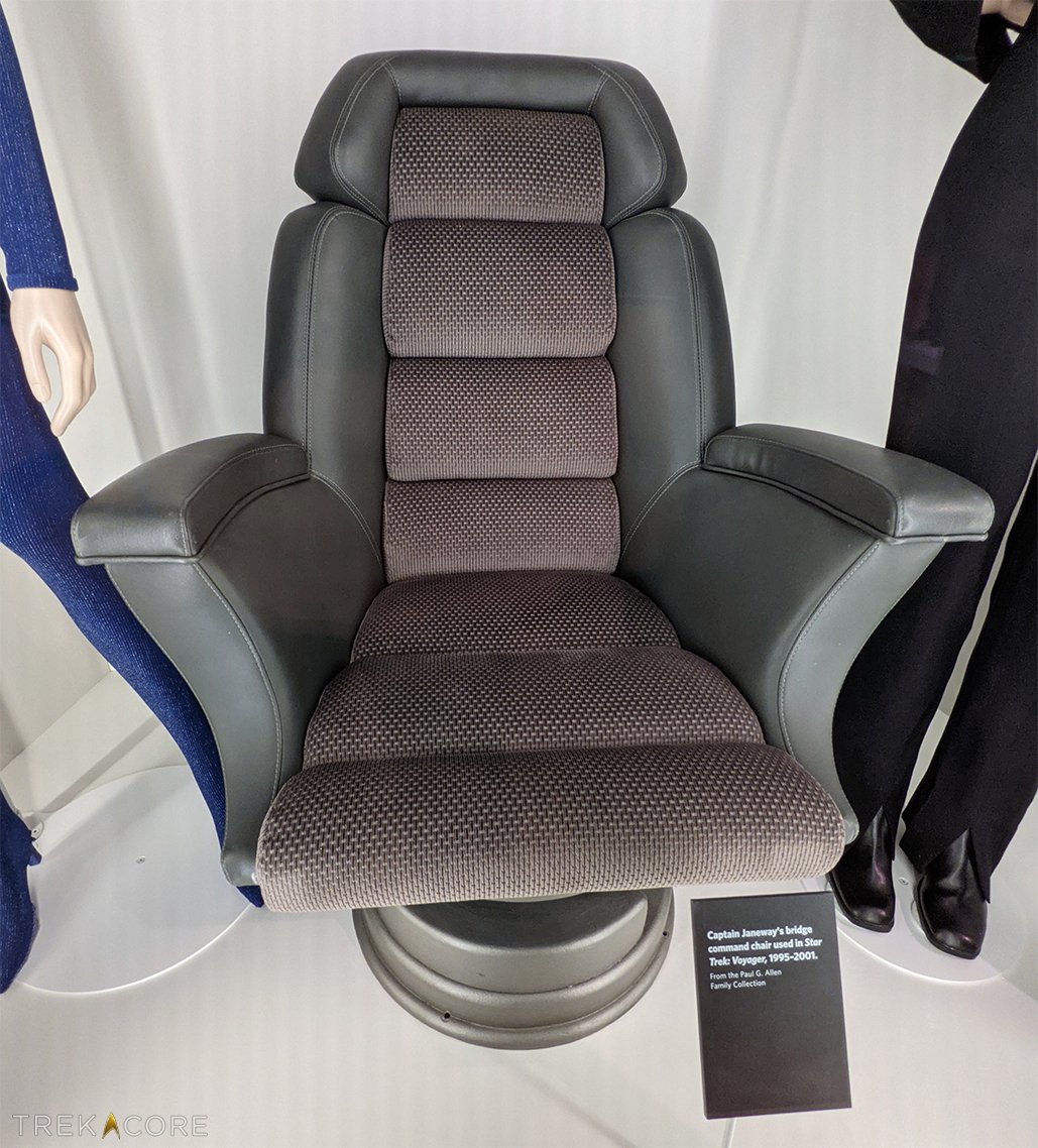 TrekCore's tweet image. An original Captain Janeway Starfleet uniform, her bridge command chair, and an original Seven of Nine outfit from VOYAGER, on display at @Skirball_LA for the &quot;Exploring New Worlds&quot; exhibit opening on October 7.

More details: skirball.org/exhibitions/st…

#StarTrek