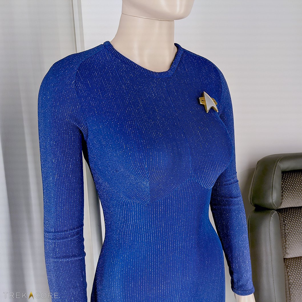 TrekCore's tweet image. An original Captain Janeway Starfleet uniform, her bridge command chair, and an original Seven of Nine outfit from VOYAGER, on display at @Skirball_LA for the &quot;Exploring New Worlds&quot; exhibit opening on October 7.

More details: skirball.org/exhibitions/st…

#StarTrek
