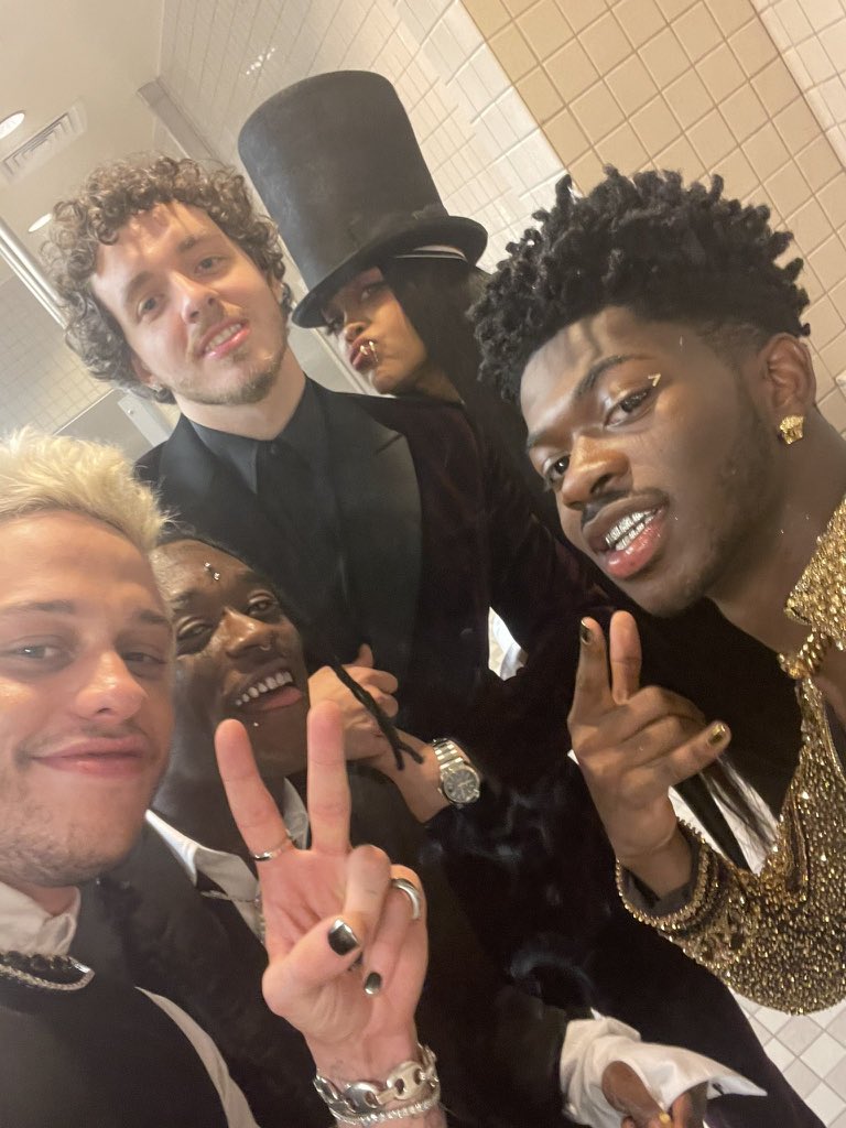 PopCrave's tweet photo. Lil Nas X, Jack Harlow, Pete Davidson, Lil Uzi Vert, and Erykah Badu pose together in new photo at the #MetGala. https://t.co/Kuz4b10YJj