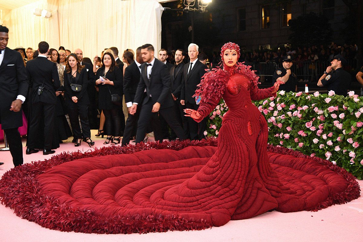 ByVictoria__'s tweet photo. Veo que ponen "Se disfrazaron en la Met Gala"

Para los que no saben: La Gala del Met, abreviatura de la Gala del Instituto del Vestuario del Museo Metropolitano de Arte, es un evento donde los diseñadores juegan con la fantasía

Abro hilo: https://t.co/l9tBwVKygR