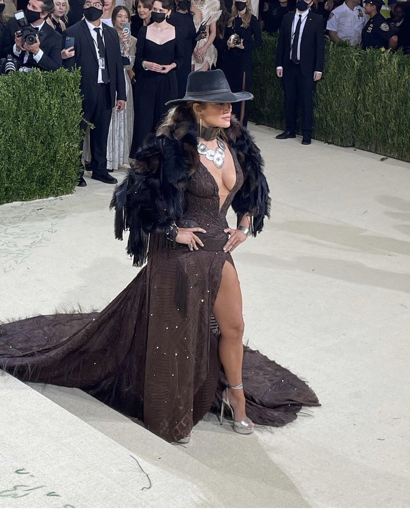 thebeautyeffect's tweet photo. 🤠 Jennifer Lopez en Ralph Lauren para la #MetGala… ¿les gusta? https://t.co/zpQYk0ATSU